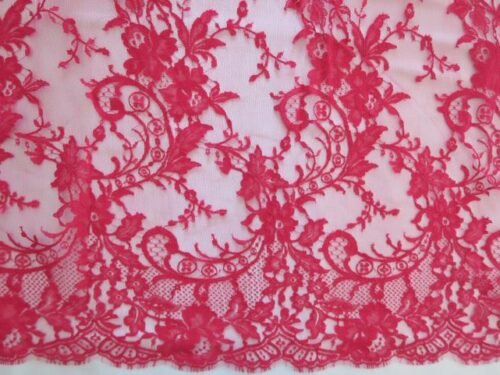 Dentelle Chantilly fleurs intemporelles avec belle écaille rose fuchsia