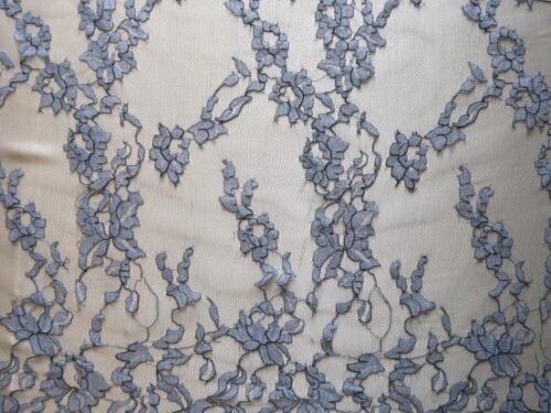 Bande de dentelle Chantilly fleurs intemporelles avec belle écaille bleue romantique