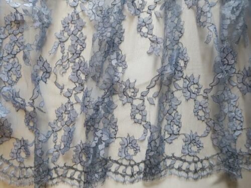 Dentelle Chantilly fleurs intemporelles avec belle écaille bleue romantique