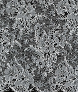 Dentelle Chantilly fine blanche avec écaille des deux cÙtés