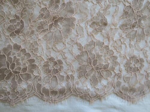 Dentelle de Calais florale intemporelle bicolore beige et rose