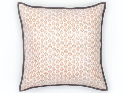 Coussin en coton imprimé motif végétal stylisé coloris corail
