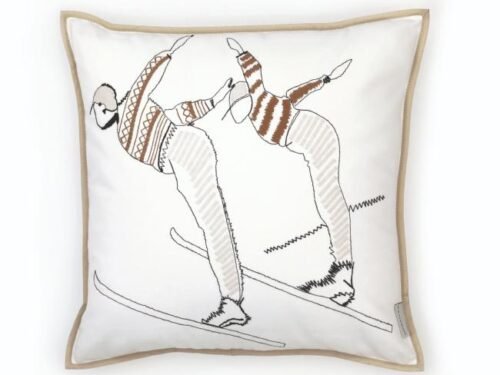 Coussin en coton brodé motif skieur chalet