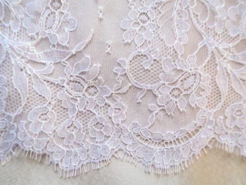 Coupon de dentelle de Calais dite Chantilly 2M60 fleurs et belle écaille blanche