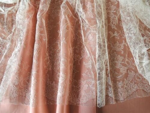 Dentelle Chantilly grande largeur fleurs intemporelles Ivoire