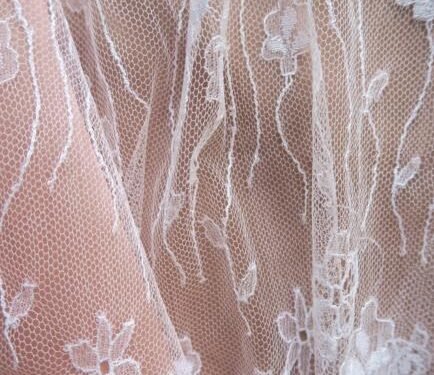 Dentelle Chantilly fleurs modernes blanches Ivoire