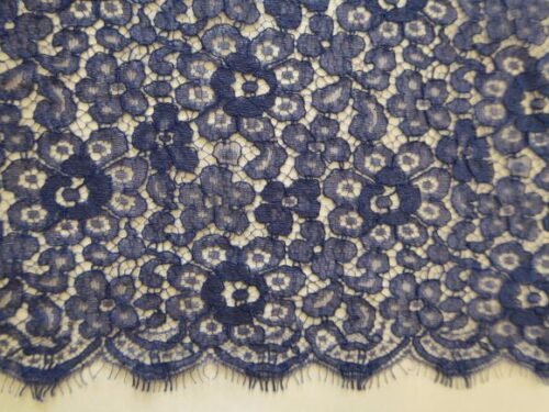 COUPON 3M de dentelle de Calais intemporelle avec belle écaille Bleu Indigo