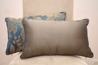 Paire de coussins en DAMAS DE SOIE lelièvre