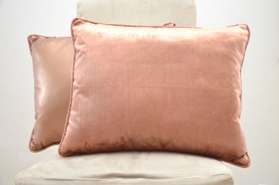 Paire de coussins en velours de soie cuivre et simili cuir