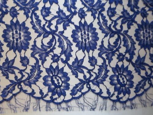 COUPON 4M de dentelle de Calais à fleurs sur fond de tulle bleue