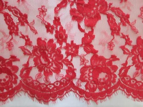 Dentelle chantilly fleurs romantiques avec belle écaille rouge glamour