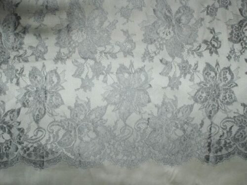 Dentelle de Calais fine dessin floral gris perle