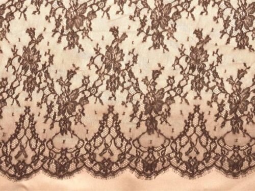 Dentelle Chantilly intemporelle avec belle écaille noire