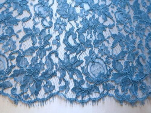 COUPON 3M25 de dentelle de Calais avec belle écaille bleue