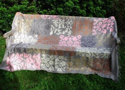 PLAID PURE LAINE FRANGÉ ET BRODÉ MAIN GRIS ET ROSES