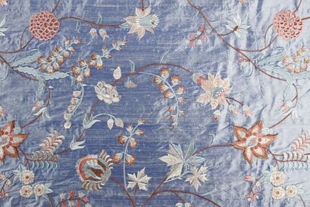 Soie shantung brodée Wisteria bleu lavande