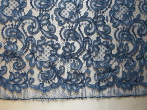 Dentelle de Calais romantique avec belle écaille bleu Faience