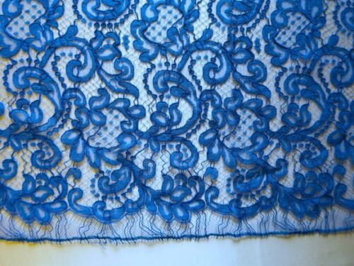 Dentelle de Calais romantique avec belle écaille bleu Majorelle