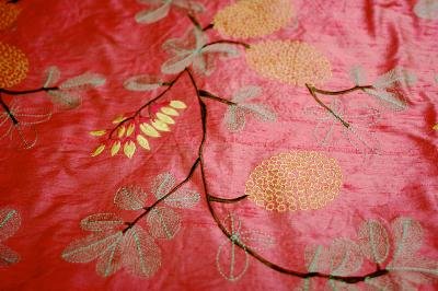 Soie shantung brodée Sorgue Corail