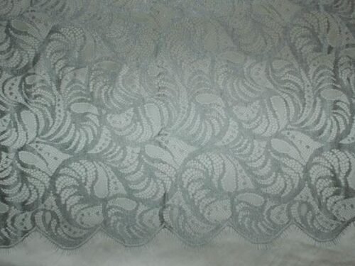 Dentelle de Calais fine et graphique gris perle