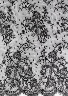 Dentelle Chantilly fine noire avec écaille des deux côtés