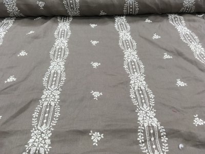 Toile de lin lavé et entièrement rebrodée taupe et ivoire