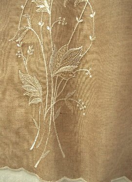 Voilage brodé 100% Lin rebrodé en base d'un bouquet fleuri